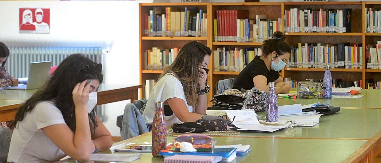 Estudiantes en la biblioteca de Vilagarcía, ayer, repasando los apuntes para la ABAU.