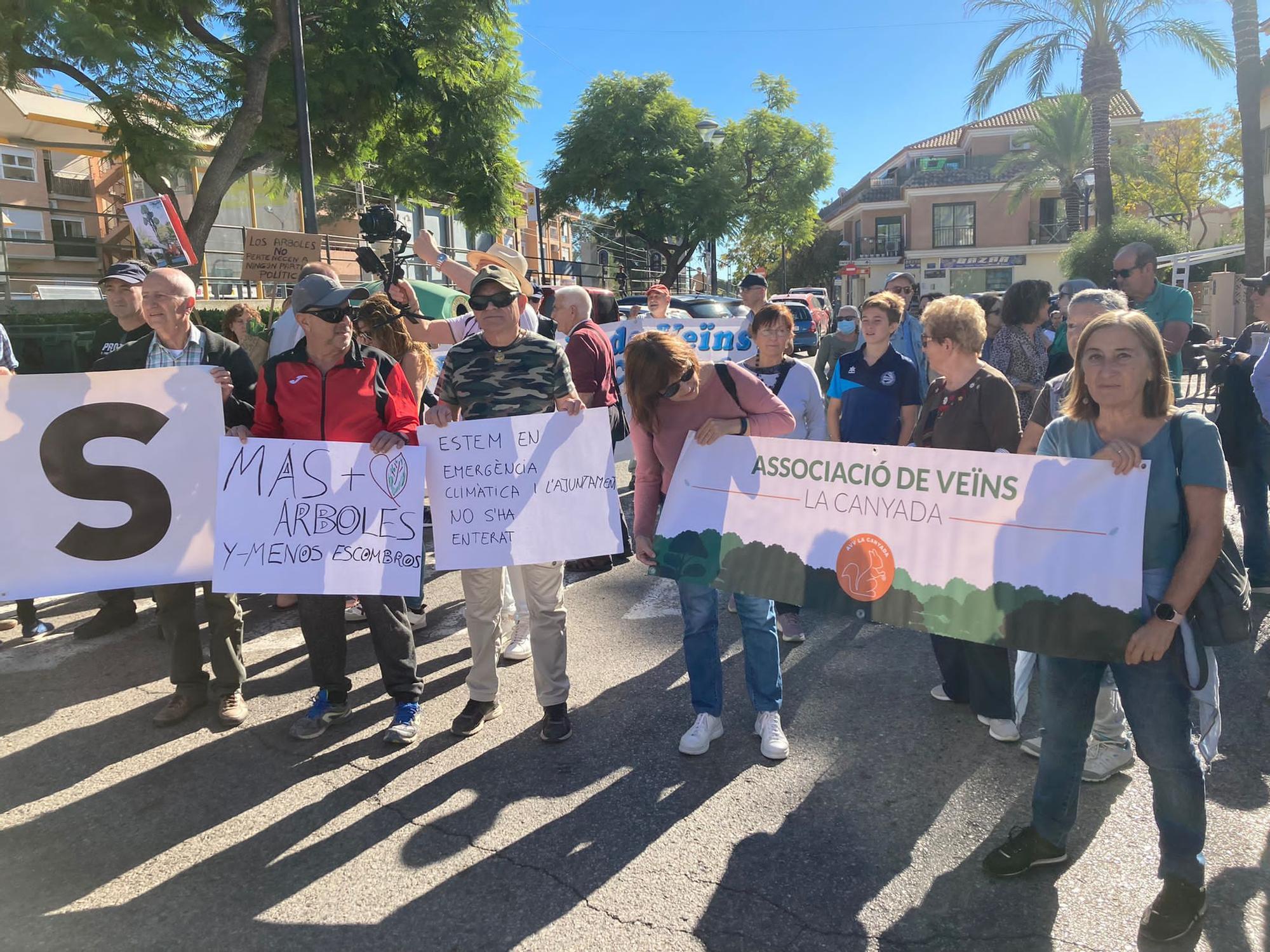 Manifestación por unas aceras accesibles en La Canyada