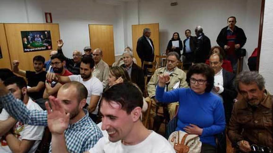 Militantes de IU, ayer, en un momento de la asamblea, con Juan José Fernández al fondo.