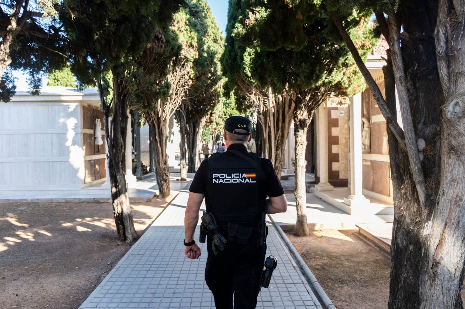 Normalidad y mucho control policial en el cementerio de Torrent en el primer aniversario del tiroteo