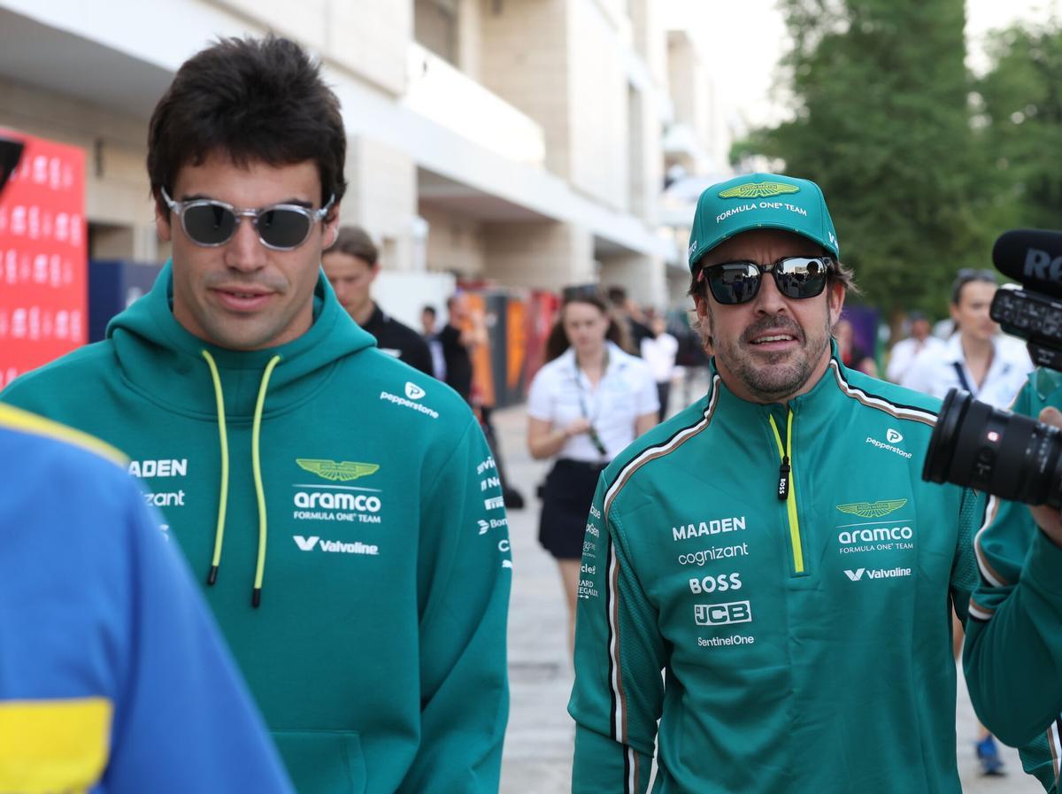 LUSAIL (Qatar), 28/11/2025.- Aston Martin drivers Fernando Alonso (R) of Spain and Lance Stroll of Canada arrive ahead of the practice session of the Formula 1 Qatar Grand Prix in Lusail, Qatar, 28 November 2025. The Formula 1 Qatar Grand Prix will be held on 30 November 2025. (Fórmula Uno, España, Catar) EFE/EPA/ALI HAIDER