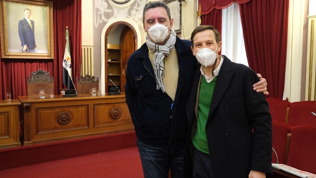 Los concejales del PP Juancho Pérez y Antonio Cavacasillas, ayer, antes de comenzar el pleno municipal.