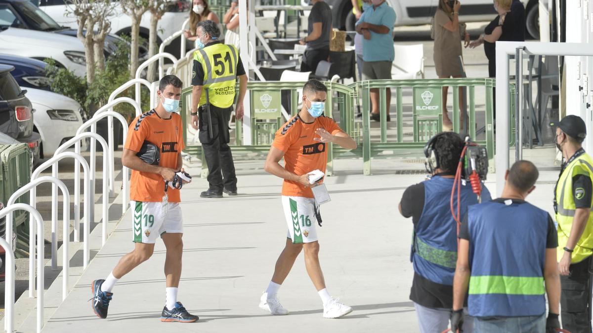 Los jugadores del Elche llegando al estadio.