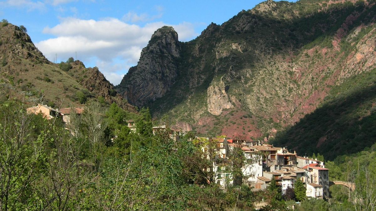 Gerri de la Sal, enmarcado en las montañas del valle.