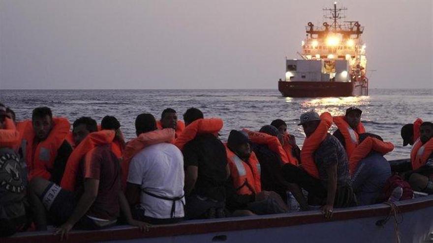 El &#039;Ocean Viking&#039; pide a Italia y Malta un puerto para desembarcar a 218 rescatados en el Mediterráneo