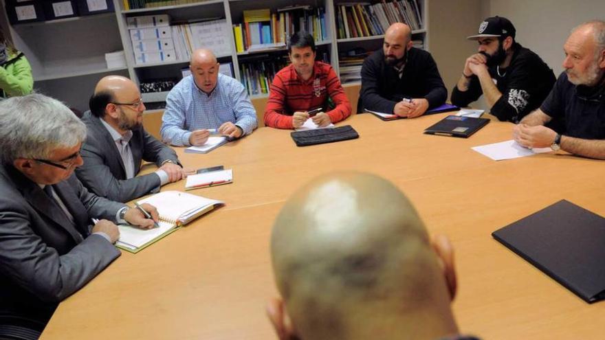 Por la izquierda, Antonio González, Luis Ángel Colunga; Robustiano Iglesias y Javier Ronderos (SOMA-FIA-UGT); los delegados de Gijón Fabril Felipe Rodríguez Forcelledo (UGT) y Javier García González (CSI); Samuel Fernández (CSI), y, de espaldas, José Luis Montes (Federación de Industria de CC OO), en la reunión, a la que también asistió el delegado de CC OO en la factoría, Daniel Reguera, que no aparece en la imagen.