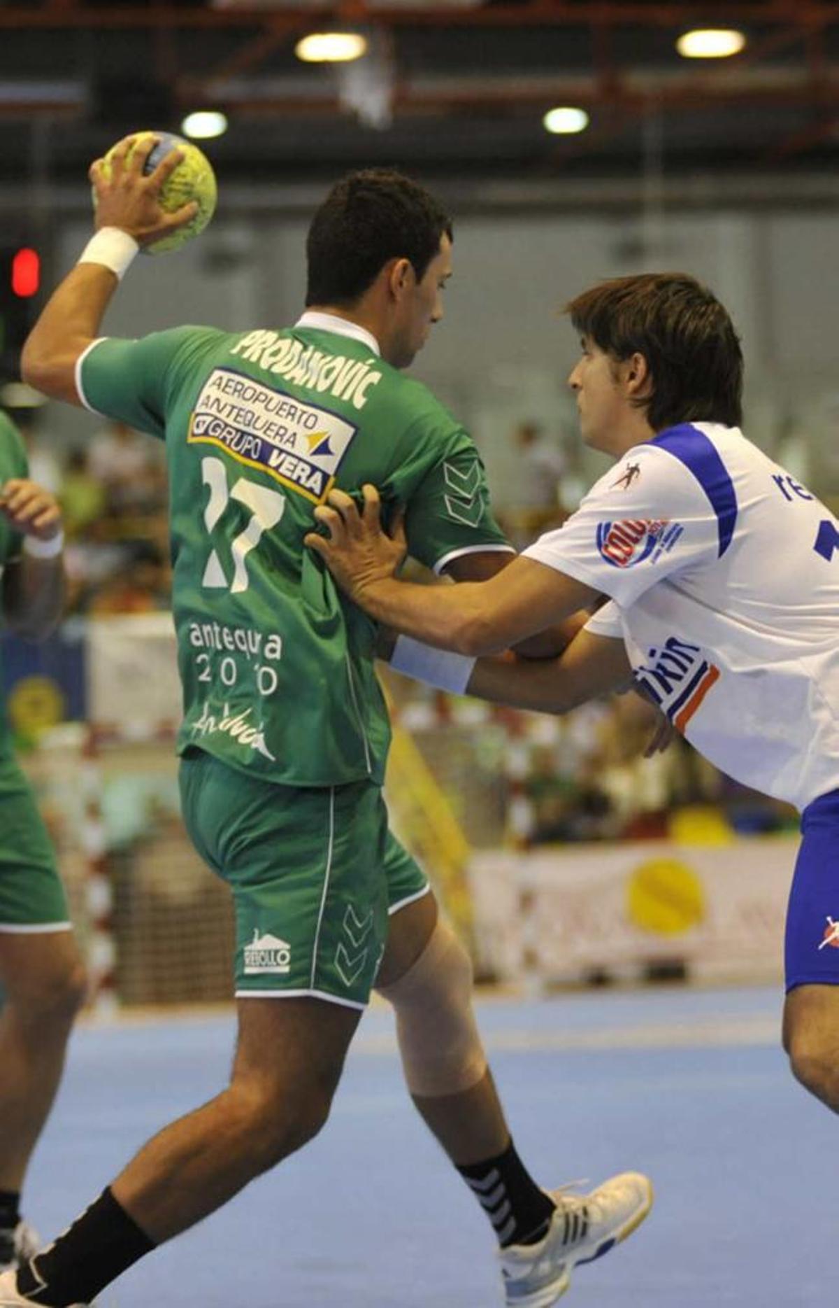 El Antequera muestra su mejor versión y se estrena en la Liga