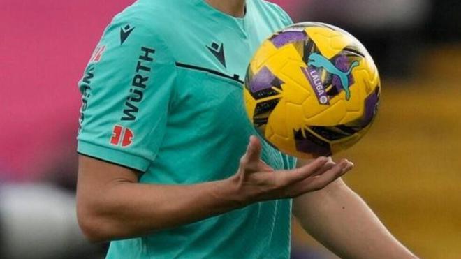 El árbitro acusado de agredir sexualmente a una prostituta llevaba una camiseta de la Policía Nacional y la "interrogó" sobre su situación en España