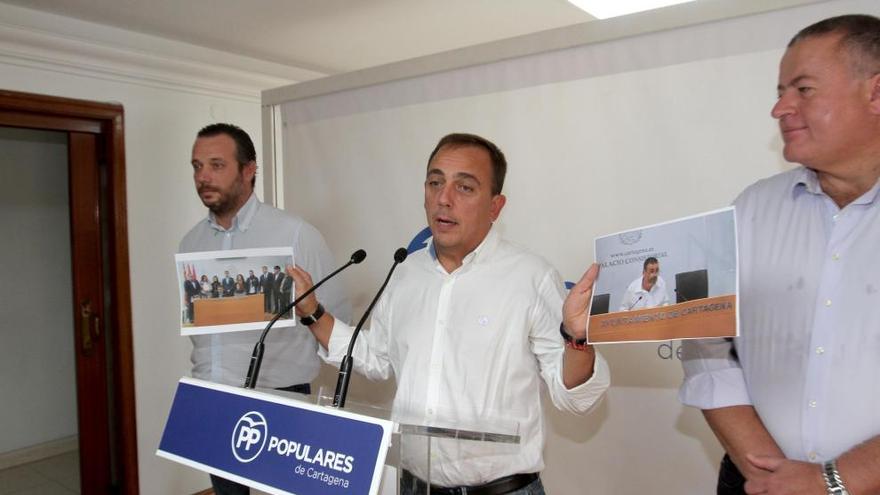 Espejo, durante la rueda de prensa, con Joaquín Segado (i.) y Francisco Bernabé