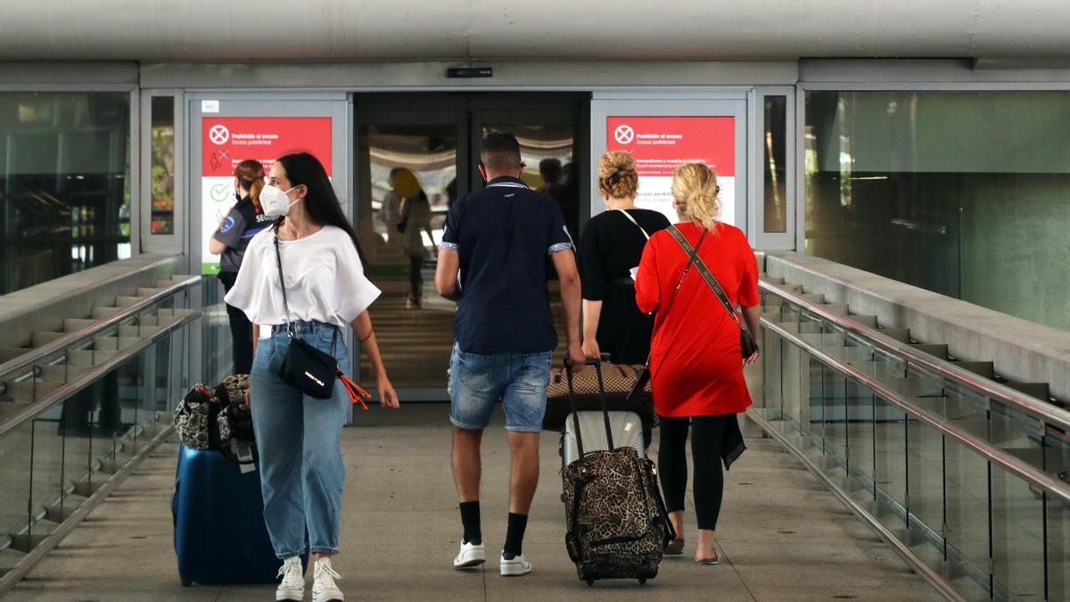 Varios turistas en el aeropuerto de Málaga.