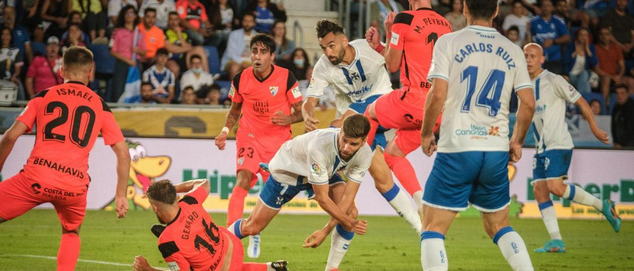 Acción ofensiva del Tenerife con Mario y Enric Gallego entre Genaro,Escassi y Peybernes.