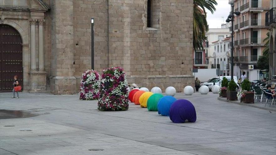 El monumento a la diversidad de Villanueva de la Serena no se personalizará en Paco Carmona