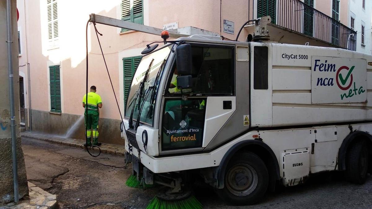 Una máquina limpiadora en las calles de Inca