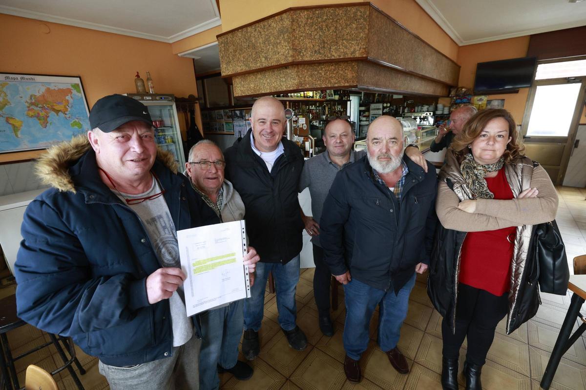 Vecinos de la margen derecha de la ría de Avilés, con los documentos que acreditan sus quejas