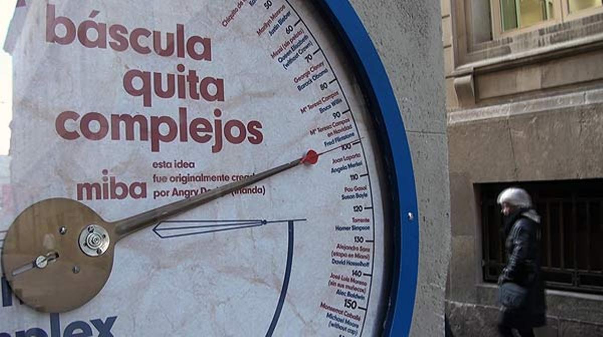 ¿Quin personatge famós pesa com vostè? Una bàscula instal·lada al carrer de la Ciutat de Barcelona ho indica amb molt sentit de l’humor.