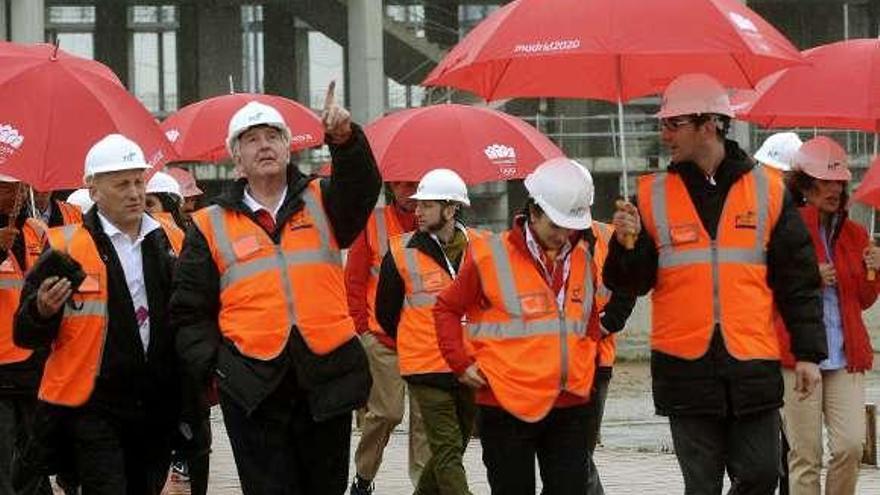 La lluvia presidió la visita del COI al estadio de la Peineta. // R. Albarán