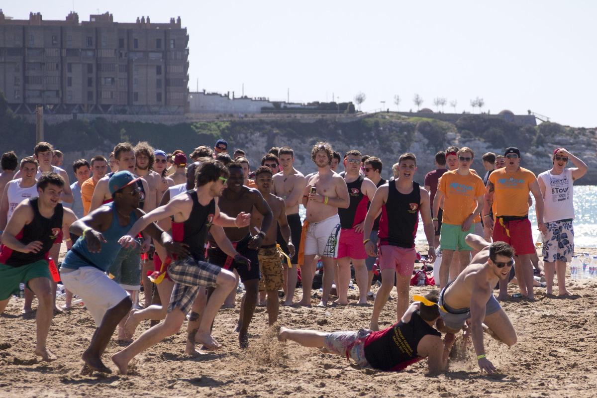 Jóvenes británicos jugando en una playa en el Saloufest del 2013.