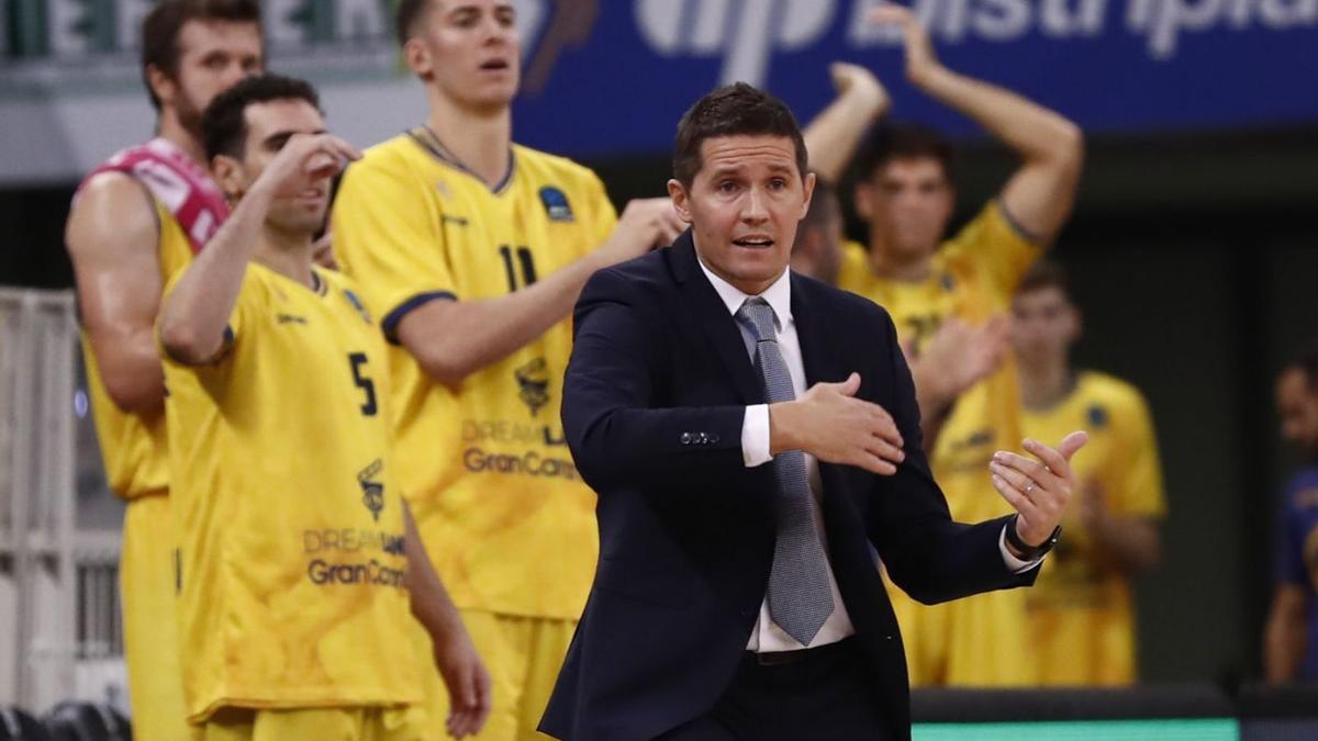 Lakovic, en primer término, da instrucciones durante uno de los partidos del Granca en el Arena, esta temporada. | | LP/DLP