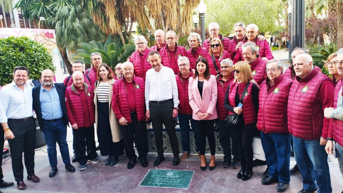 El alcalde y la edil de Fiestas, además de varios concejales junto a los miembros de la Asociación de Belenistas, durante el acto