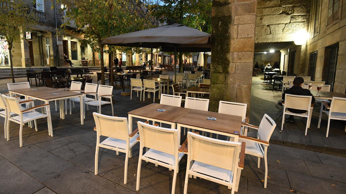 Terrazas sin clientes en la plaza de la Verdura.