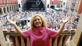 Con el "corazón y el alma" Gijón disfruta (y canta) con la Semana Grande: las emocionantes palabras de Mina Longo en el pregón de Begoña