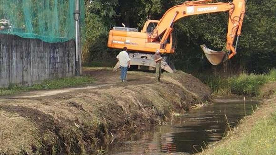 La pala excavadora, ayer, actúa en el cauce del río Pexegueiro.  // Faro