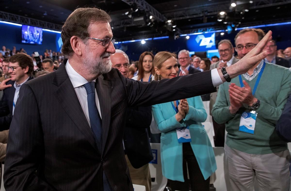 GRAF8680. SEVILLA , 08/04/2018.- El presidente del Gobierno, Mariano Rajoy, junto a la presidenta de la Comunidad de Madrid, Cristina Cifuentes, y al presidente del PP vasco, Alfonso Alonso (d), saluda a los asistentes al comienzo del acto de clausura de la Convención Nacional del PP que se celebra hoy en Sevilla. EFE/Julio Muñoz