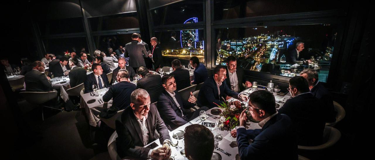 Parte del grupo de directivos de Huawei durante la cena en la Torre d'Alta Mar, con el Hotel W al fondo.