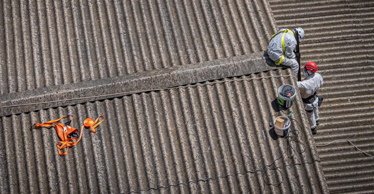 La gran demanda posa al límit les empreses que retiren amiant