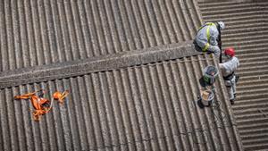 La gran demanda posa al límit les empreses que retiren amiant