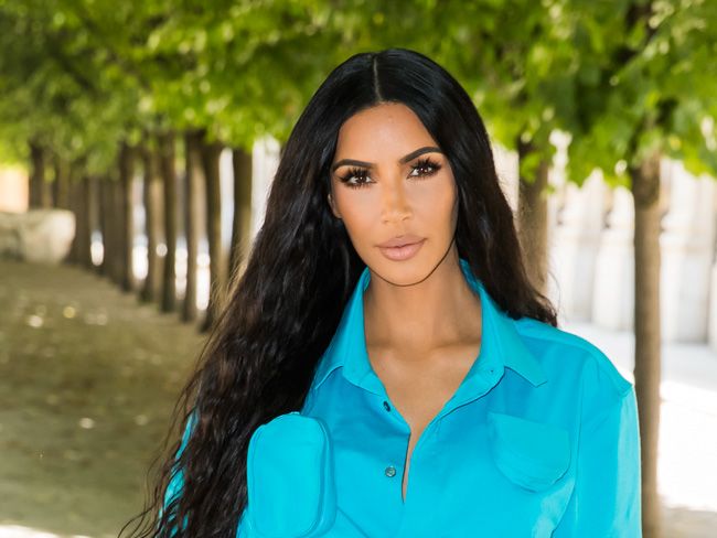 Cómo aplicar iluminador para agrandar la mirada, palabra de Kim Kardashian