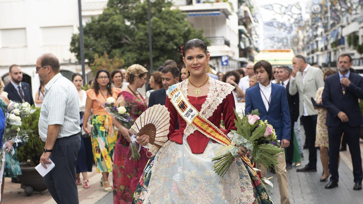 La reina de las Fiestas de Altea, durante la ofrenda de flores.