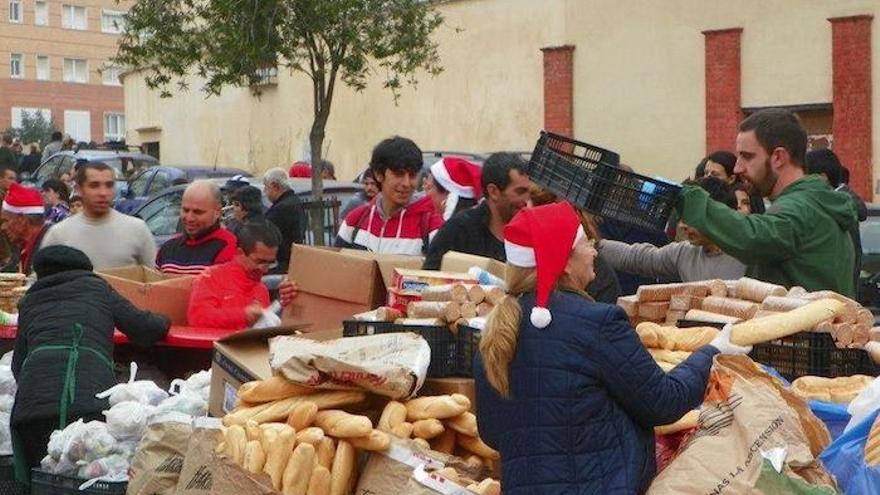 Los voluntarios, el año pasado en Nochebuena repartiendo comida.