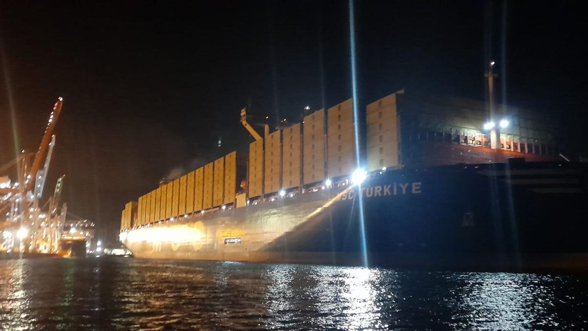 El MSC "Türkiye", esta madrugada en el puerto de Vigo.