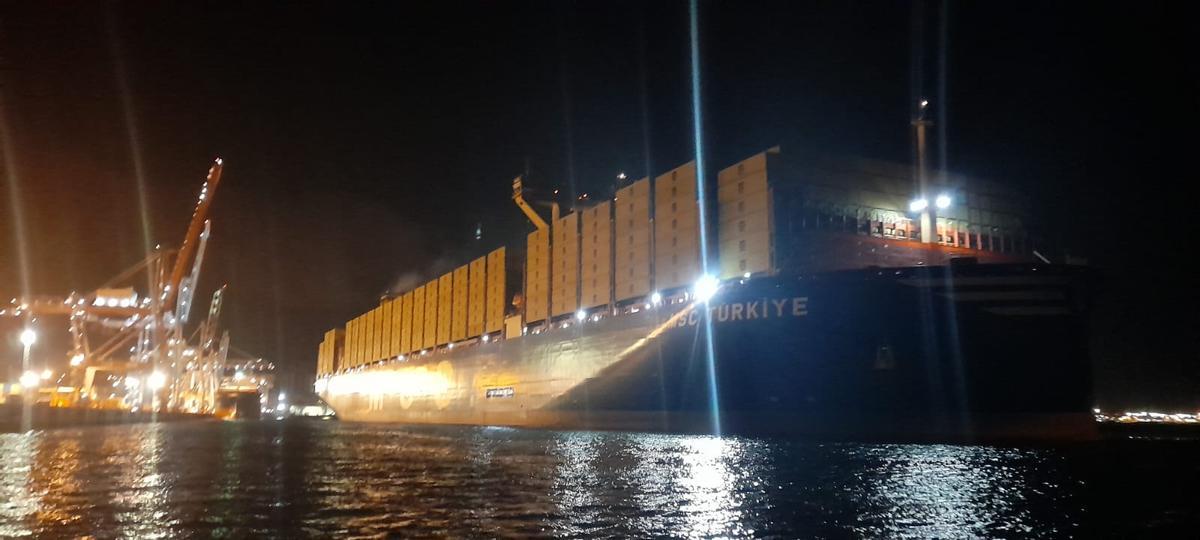 El MSC &quot;Türkiye&quot;, esta madrugada en el puerto de Vigo.