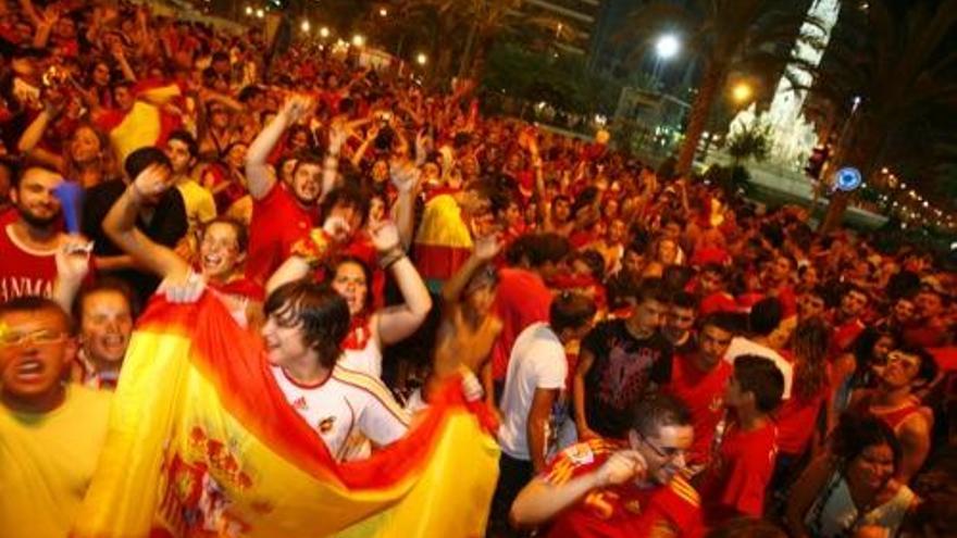 Aficionados en la Plaza de los Luceros celebrando el triunfo de España