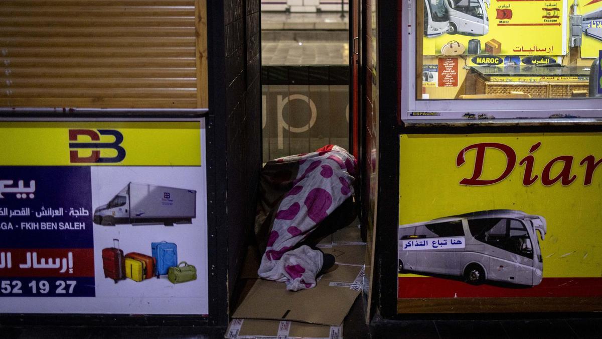 Desalojadas en plena noche más de 60 personas sin hogar que dormían en la estación Delicias de Zaragoza Desalojadas en plena noche más de 60 personas sin hogar que dormían en la estación Delicias de Zaragoza