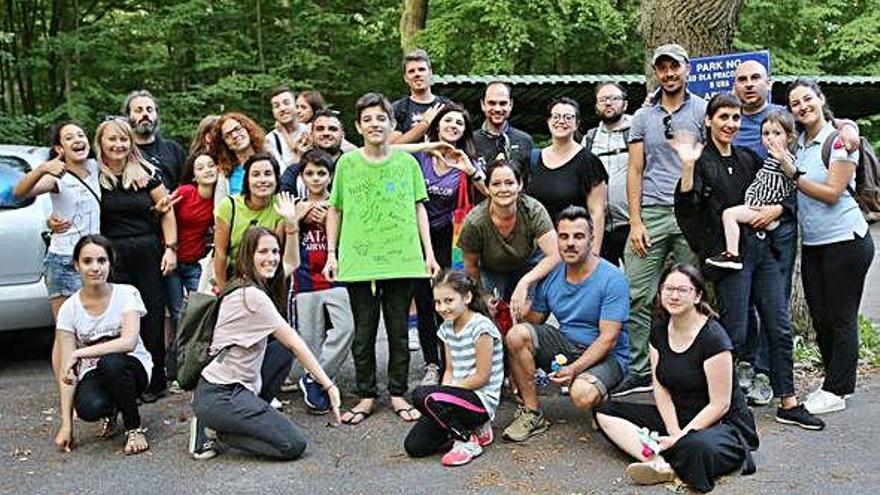 Los voluntarios coruñeses, junto a niños del campo de refugiados de Otrebusy.