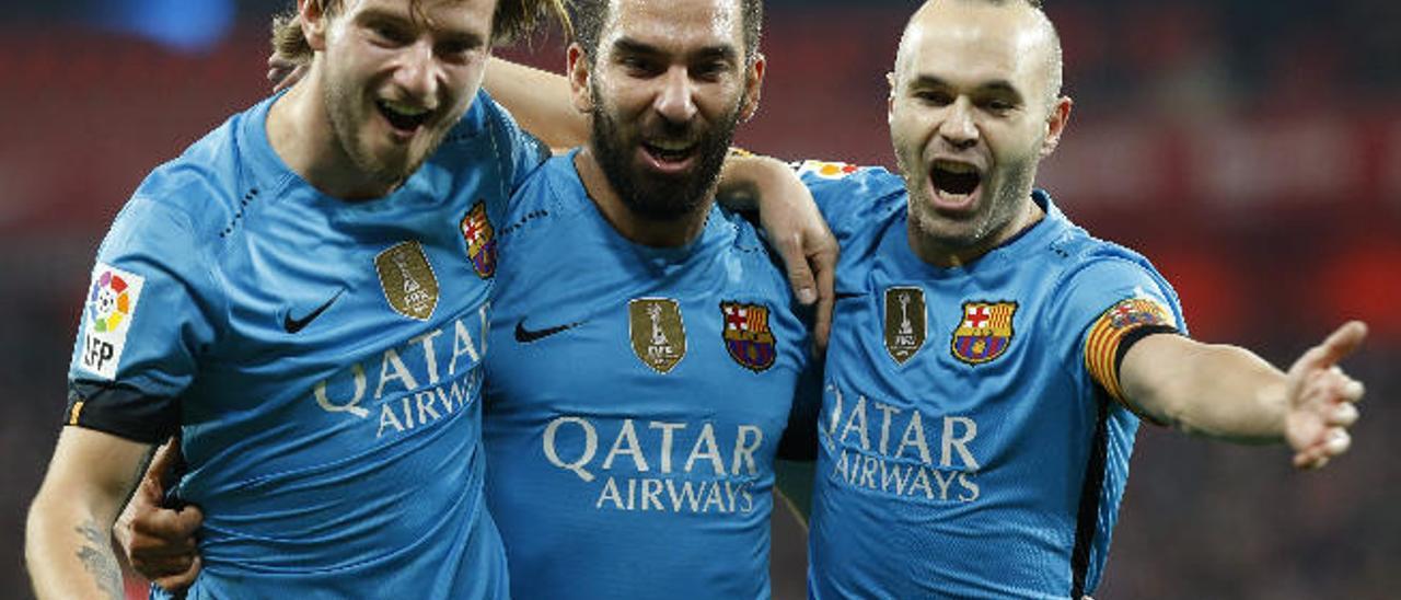 Ivan Rakitic, Arda Turan y Andrés Iniesta celebran un gol esta temporada.