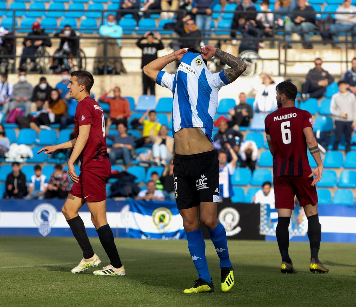 El central del Hércules Diego Jiménez se lamenta después del 0-1 marcado por Luque Júnior.
