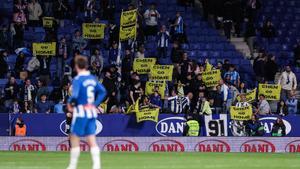 Aficionados del Espanyol con cartulinas contra Chen en el partido contra el Leganés del pasado 11 de enero. 