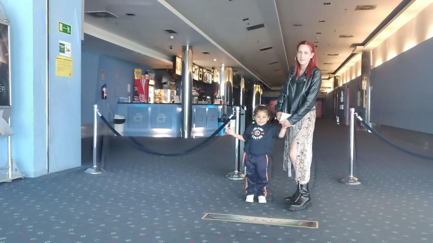 Yéssica Sánchez y su hija Valeria, ayer, a la entrada de los cines Caudalia, antes de ver una de las últimas proyecciones. | D. M.