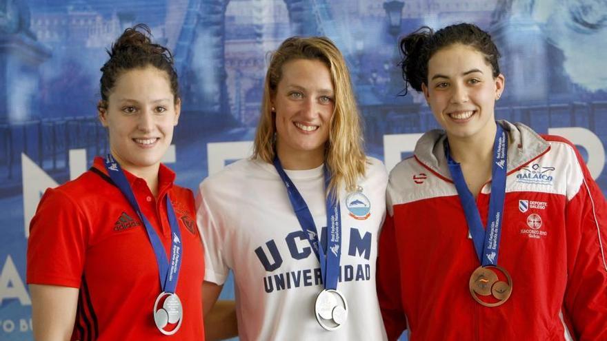 Belmonte (c), con Duraes (i) y Cons (d), en el podio de 400 libres.