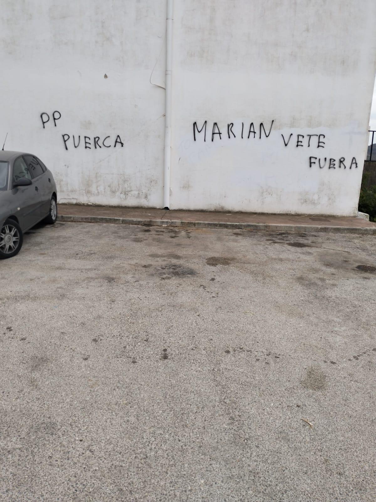 Pintadas contra la líder del PP de Carratraca y exalcaldesa