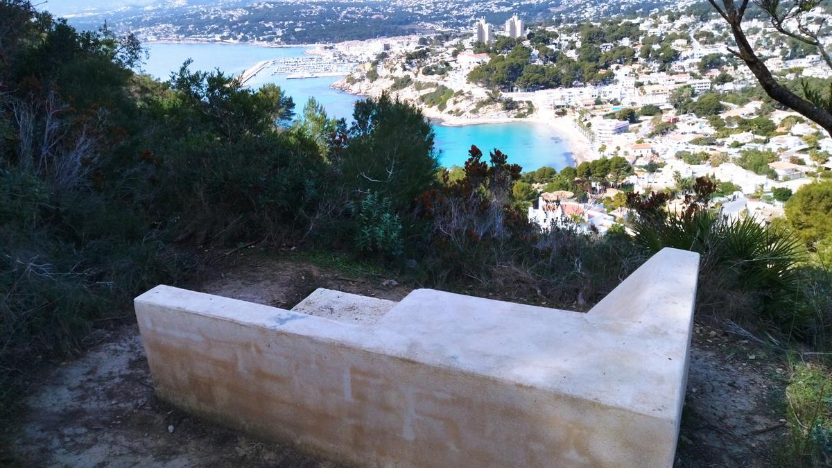 Otro de los bancos monolíticos de la senda de este paraje protegido y que cuenta con una microrreserva de flora