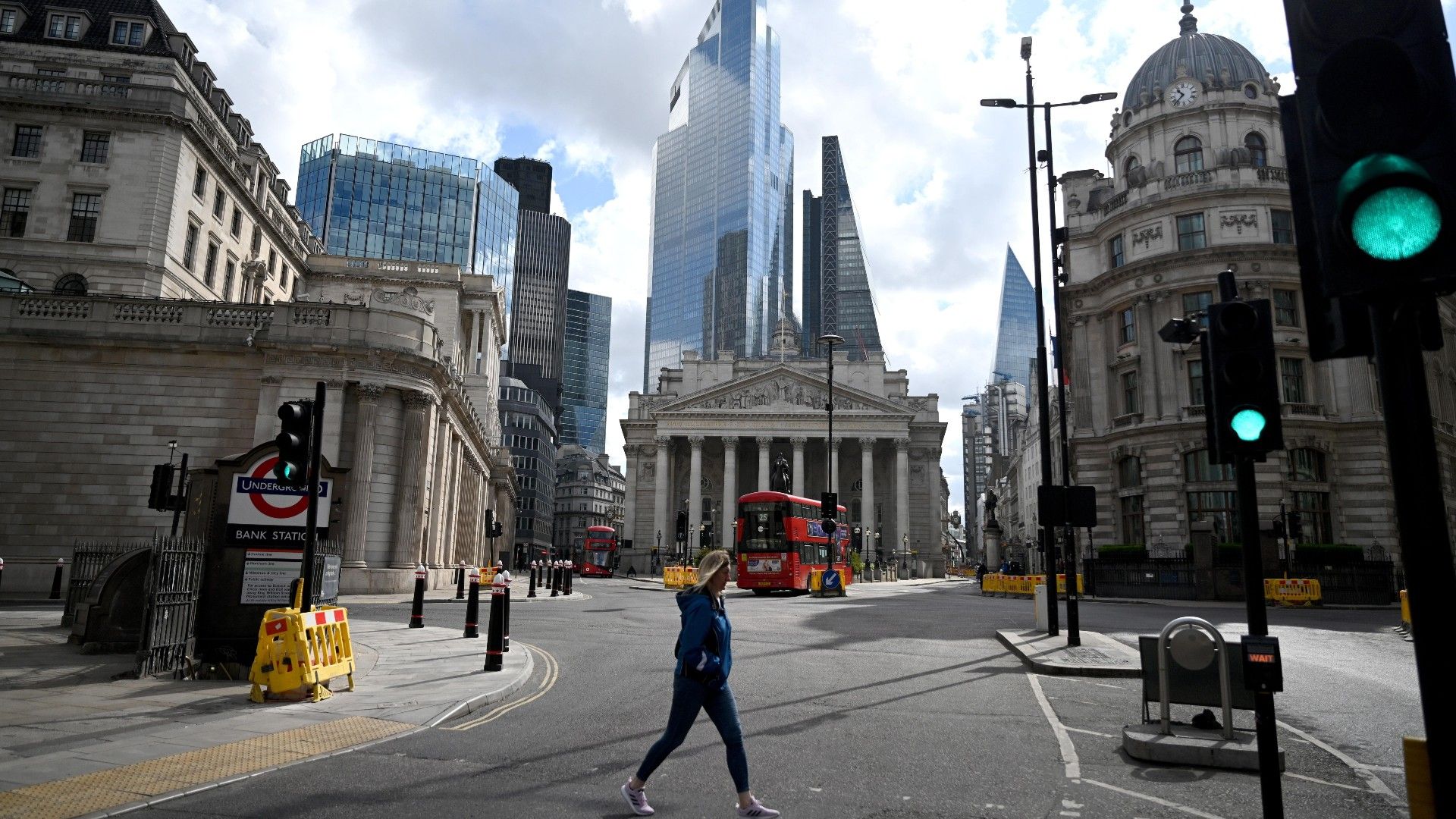 Una mujer cruza una calle en el distrito financiero de Londres, en mayo del año pasado