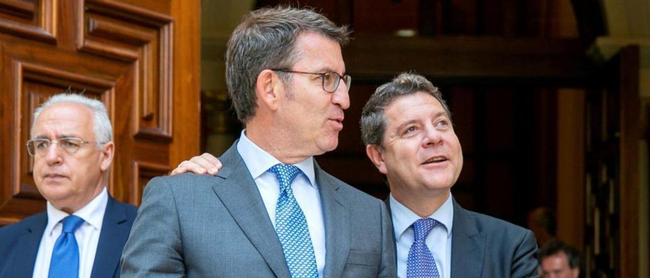 Feijóo y el presidente de Castilla-La Mancha en una  cumbre autonómica celebrada en Zaragoza en 2018.   | // EFE