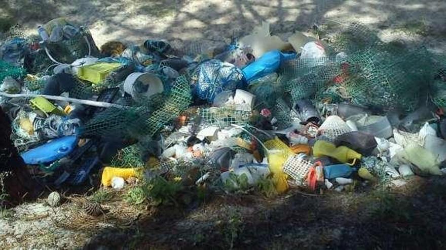 Residuos acumulados en la playa de Barra por los usuarios.