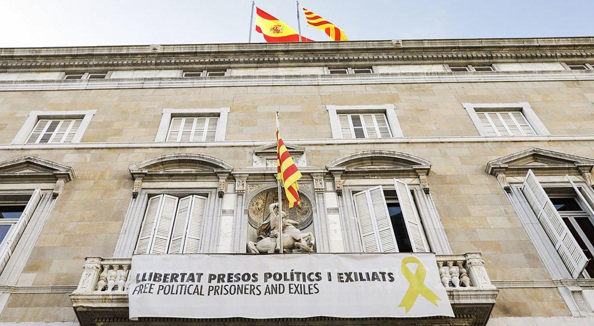 La fachada del Palau de la Generalitat, con la pancarta a favor de los políticos presos y el lazo amarillo.