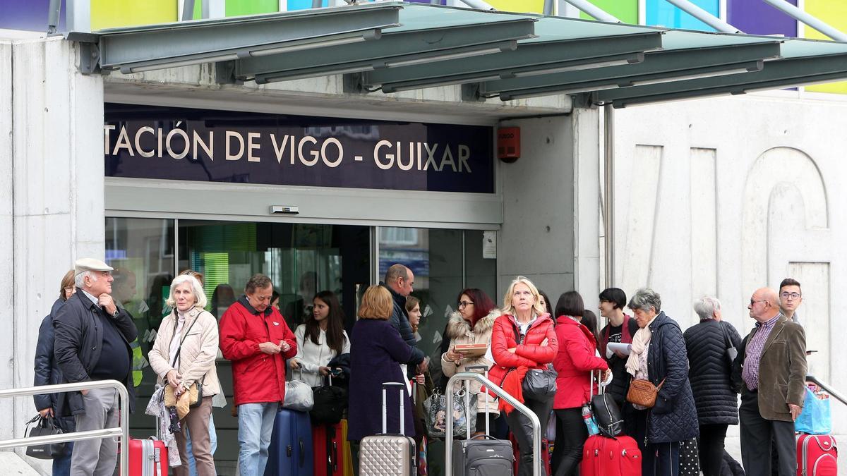 Viajeros del tren esperando un autobús en la estación de Vigo-Guixar en una imagen de archivo